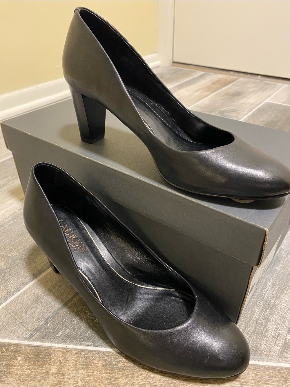 Lauren Ralph Lauren Round Toe Black Leather Pumps, Size 9